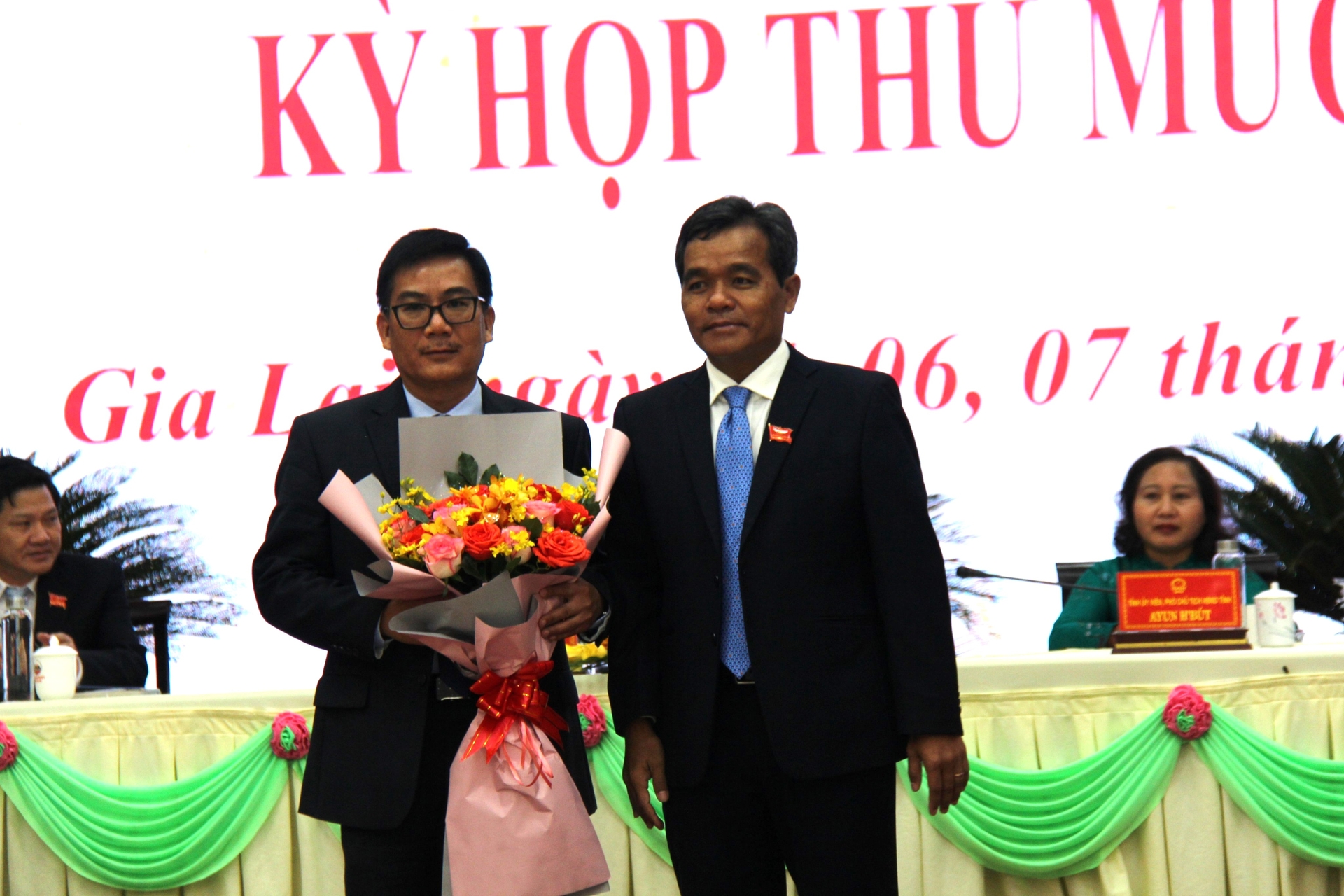 z4489134459465_25b2189435f5d20f10dea6e98a92e672-103055_352.jpg Ông Phạm Minh Trung (bìa trái) trúng cử Ủy viên UBND tỉnh Gia Lai khóa XII. Ảnh: Đăng Lâm.