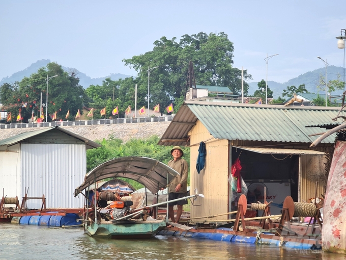 4-160741_224-160742.jpg Những ngôi nhà trong xóm chài ở khu cầu Nông Tiến trên sông Lô. Ảnh: Đào Thanh.