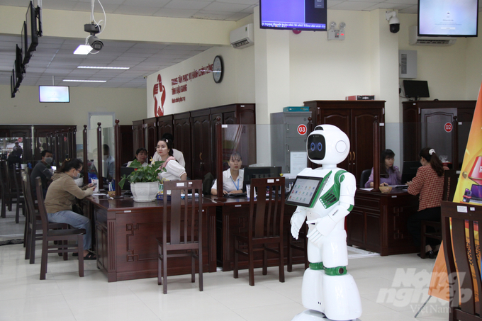Hình ảnh 'nhân viên thân thiện' đặc biệt của Trung tâm Phục vụ hành chính công tỉnh Hậu Giang mang lại không khí vui vẻ cho người dân. Ảnh: Trung Chánh.