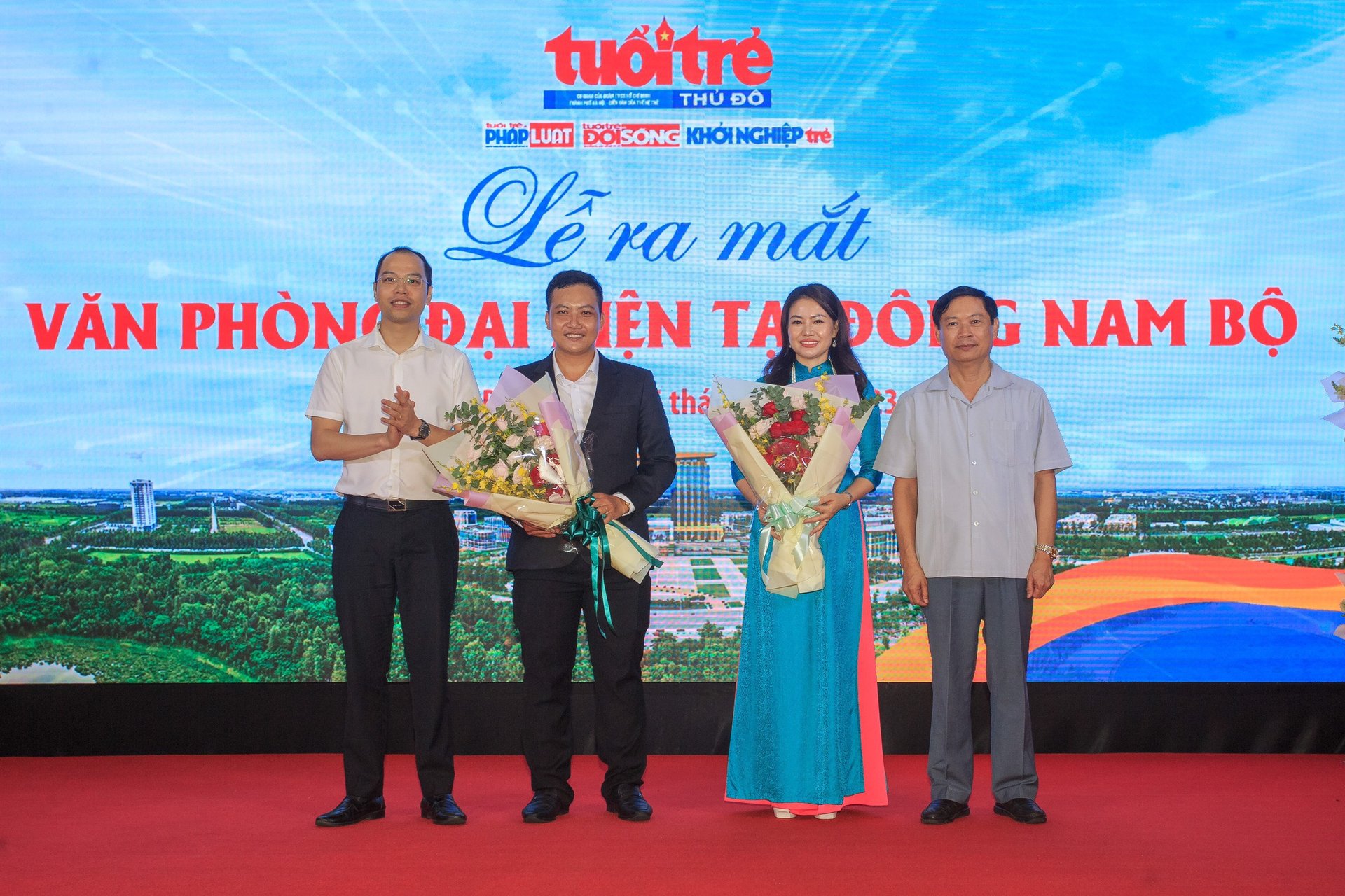 1-174308_122.jpg Đại diện Văn phòng Đông Nam Bộ, báo Tuổi trẻ Thủ đô nhận hoa chúc mừng từ ông Phạm Thanh Học, Phó Trưởng ban Thường trực Ban Tuyên giáo Thành ủy TP Hà Nội (bìa phải) và ông Nguyễn Tiến Hưng, Phó Bí thư Thành đoàn, Chủ tịch Hội Sinh viên TP Hà Nội (bìa trái).