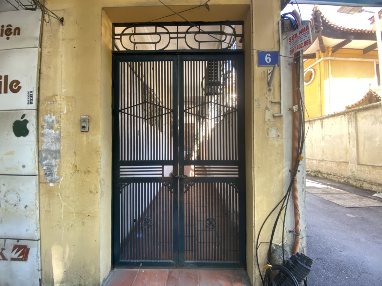 Cổng vào trước đây là lối đi chung rộng 1,5m của căn số 6A, 6B và 6C tại khu số 6 Lý Nam Đế, quận Hoàn Kiếm, TP. Hà Nội. ảnh: Huy Bình. 