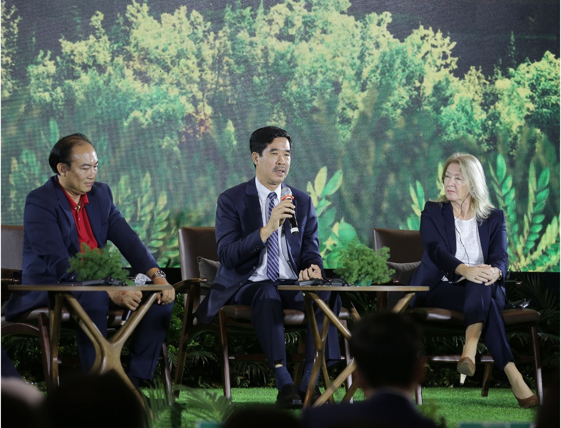 Mr. Nguyen Quoc Khanh, Executive Director of R&D Vinamilk (middle), speaks at the Seminar Net Zero - Green Transformation: Opportunities for Leaders.