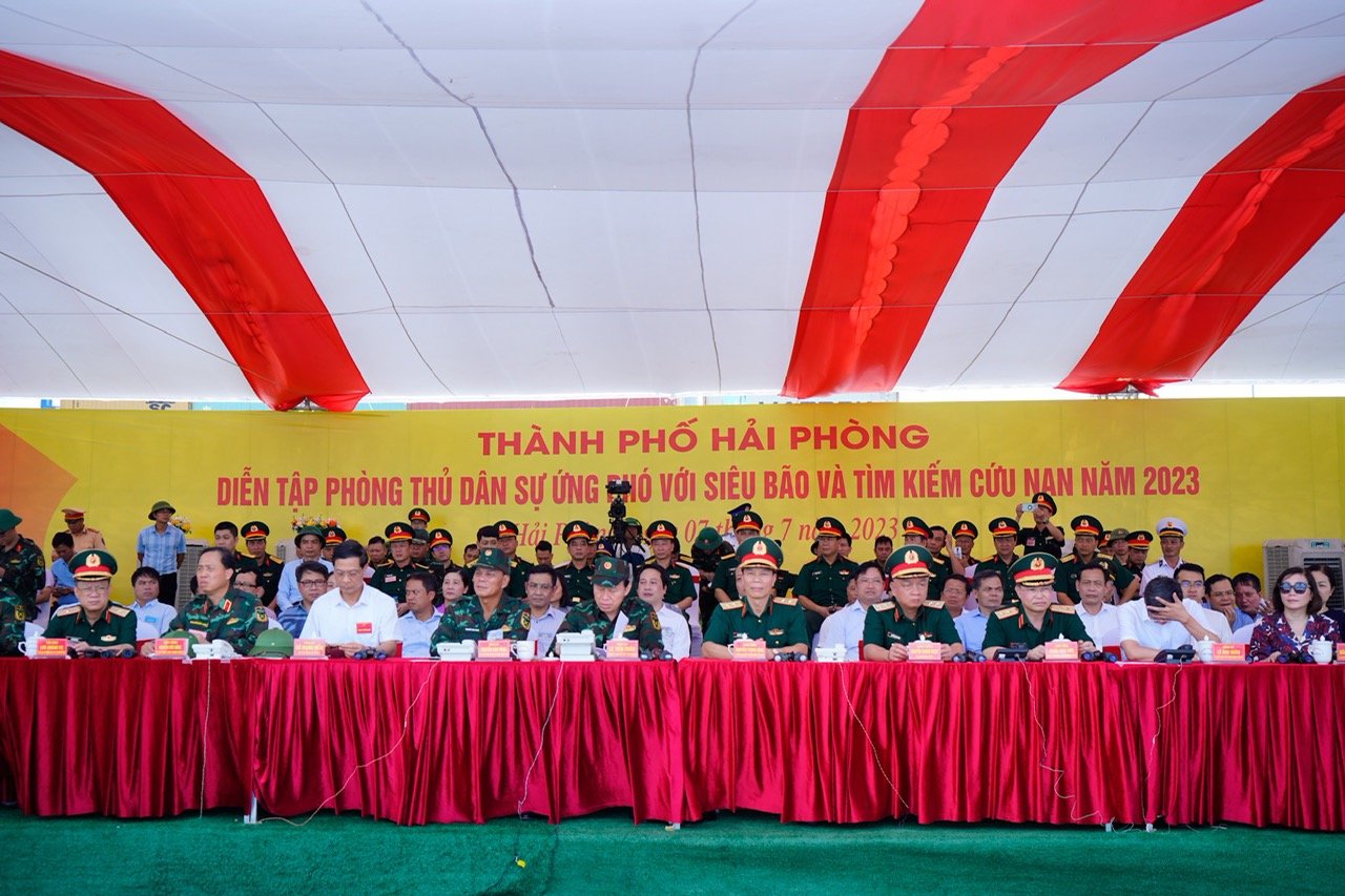 Lieutenant General Nguyen Trong Binh, Deputy Chief of the General Staff of the Vietnam People's Army; Lieutenant General Doan Thai Duc, Director of the Department of Search and Rescue under the General Staff of the Vietnam People's Army; Major General Nguyen Trong Hoang, Deputy Director of the Vietnam Fire and Rescue Police Department under the Ministry of Public Security; Lieutenant General Nguyen Quang Ngoc, Member of the Party Central Committee, Commander of Military Zone 3; Lieutenant General Nguyen Quang Cuong, Secretary of the Party Committee, Political Commissar of Military Zone; leaders of People's Committees and Military Commands from provinces and cities in the Red River Delta region; units stationed in Hai Phong city at the super typhoon drill.