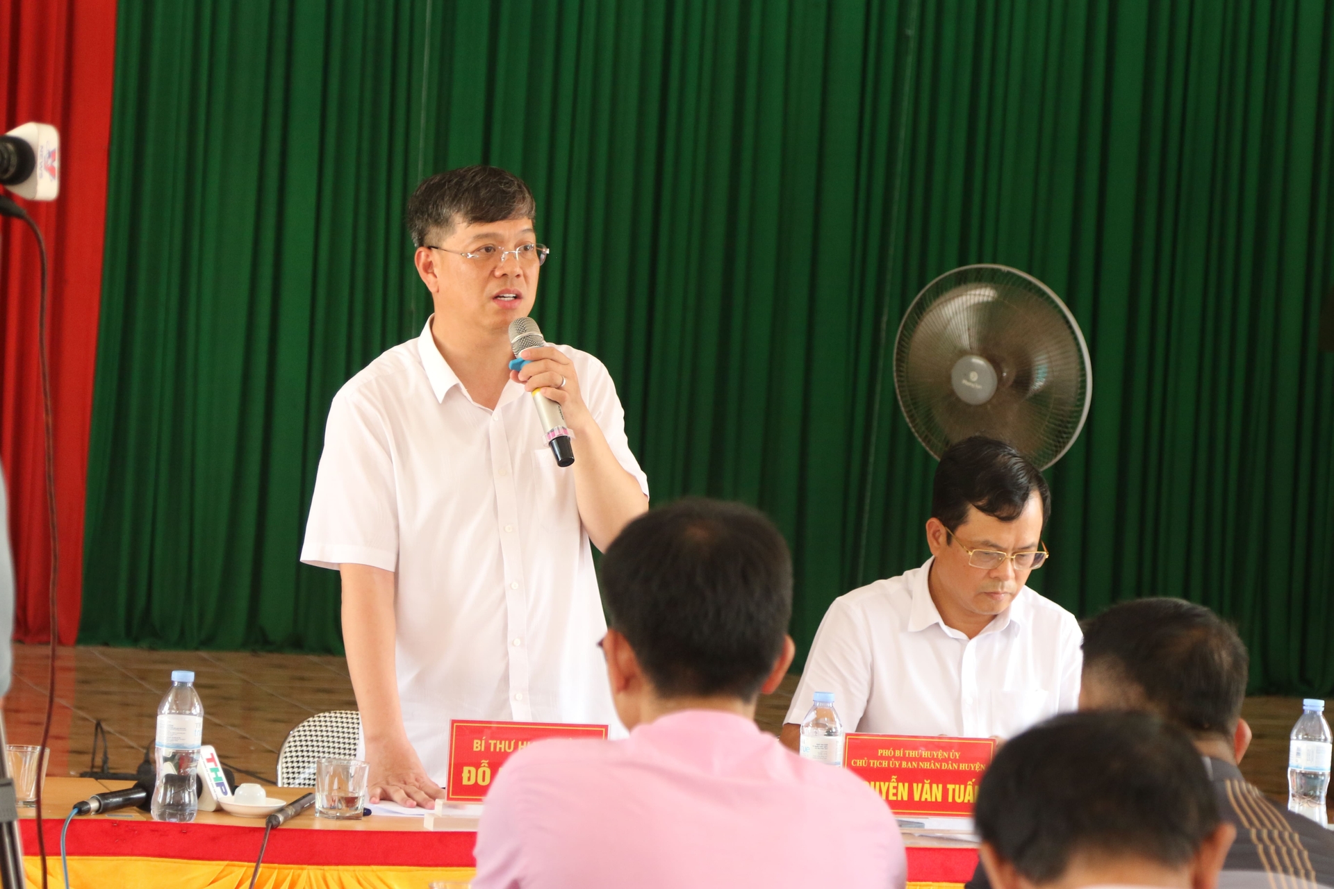 ay-nay-khi-nhin-thay-nguoi-dan-buc-xuc-vi-nuoc-sinh-hoat-nhieu-nam-132648_228.jpg Ông Đỗ Đức Hòa - Bí thư Huyện ủy Kiến Thụy khẳng định sẽ chỉ đạo kiểm tra toàn diện vấn đề bà con phản ánh. Ảnh: Đinh Mười.