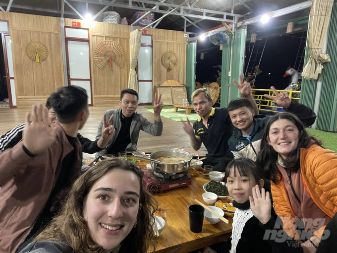Du khách trải nghiệm ở khu làng chài. 