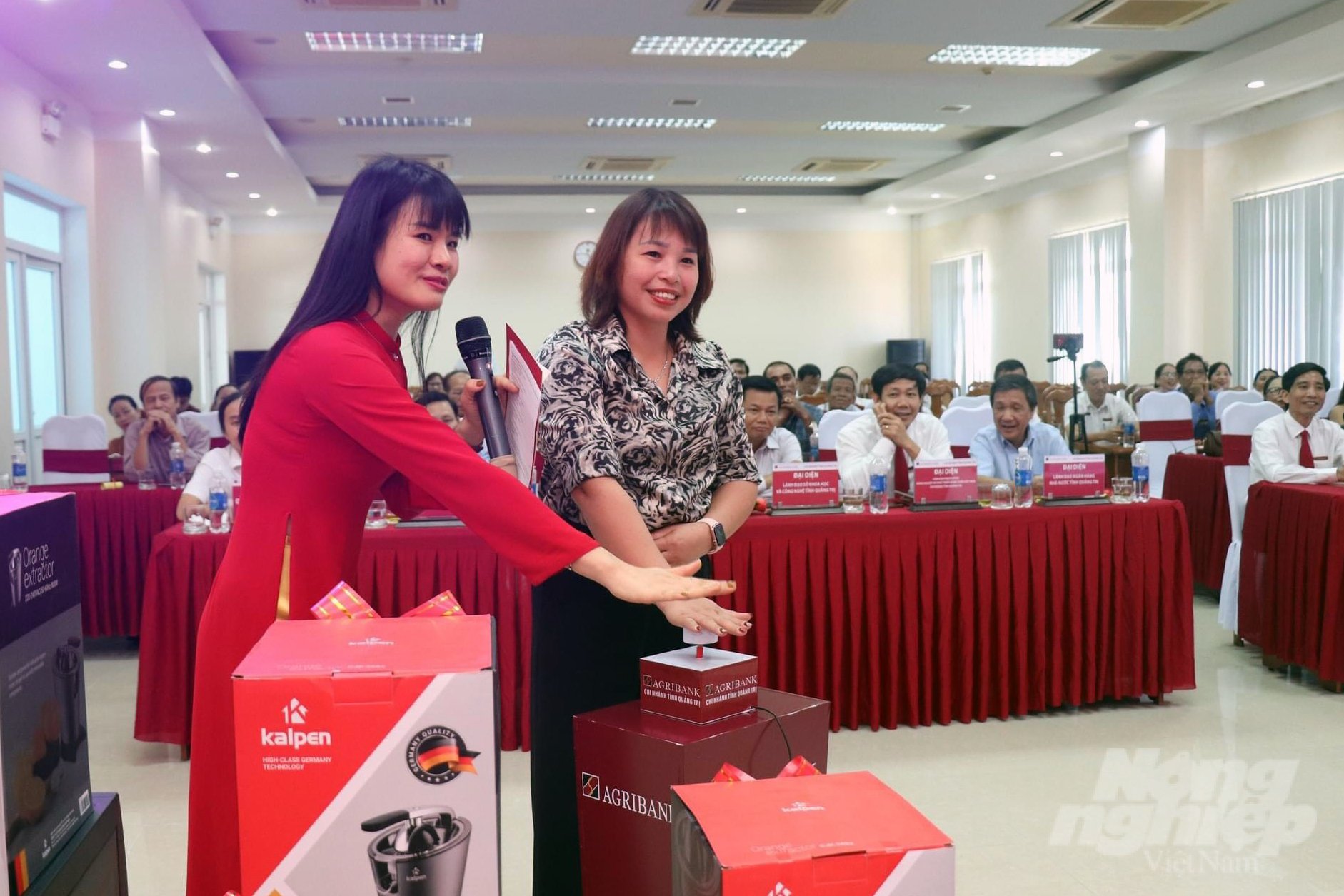 1-082714_767-082714.jpg Chỉ trong vòng 3 tháng, Agribank Quảng Trị đã huy động được gần 200 tỷ đồng với tổng số gần 19 nghìn mã dự thưởng cấp cho khách hàng. Ảnh: Thu Hà.