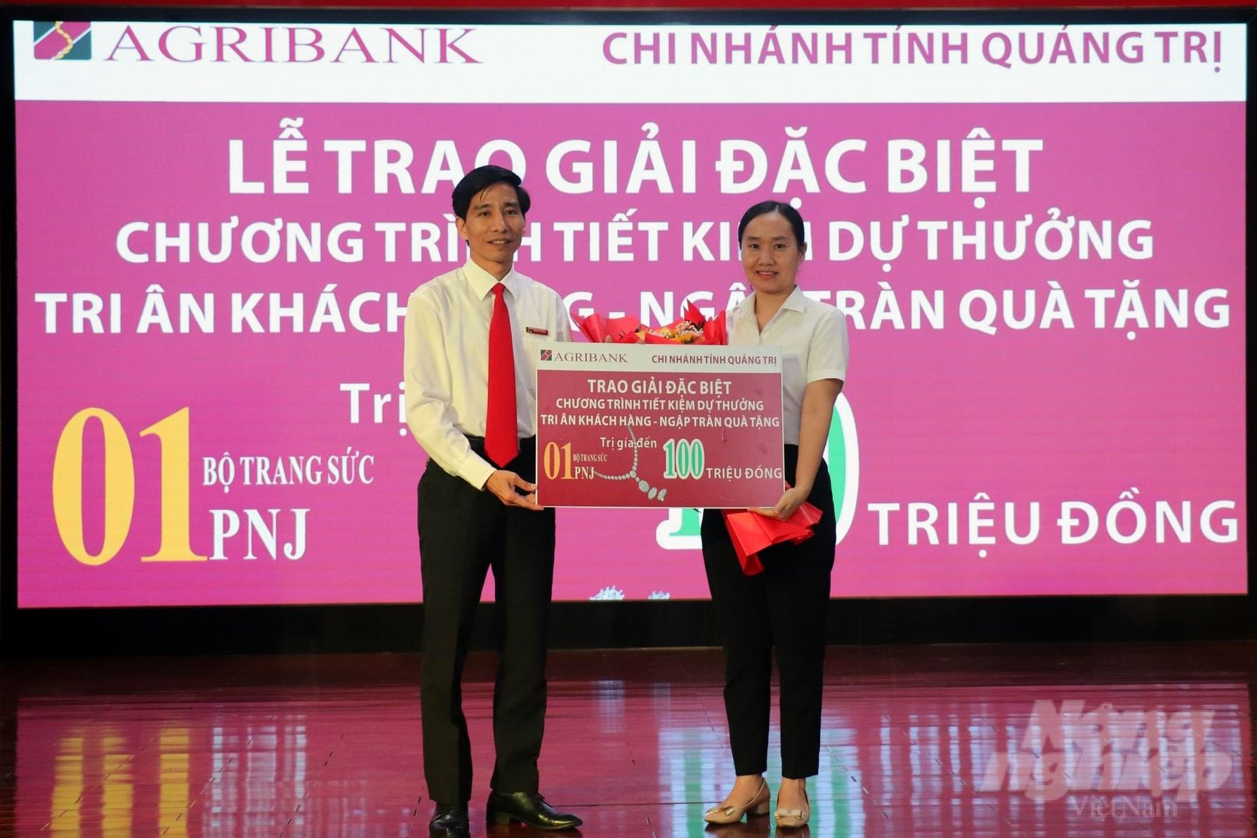 2-082715_1-082715.jpg Ông Trương Đình Ngữ, Phó Giám đốc Agribank Chi nhánh tỉnh Quảng Trị trao giải Đặc biệt cho khách hàng Trương Thị Minh Tâm. Ảnh: Thu Hà.