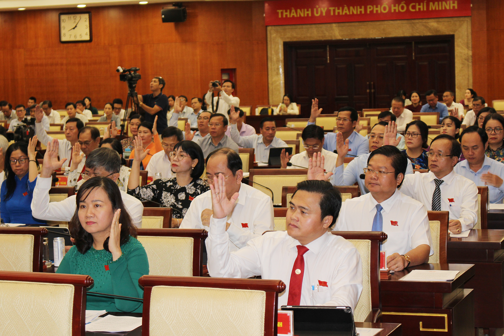 hdnd-tphcm-113658_617.jpg Đại biểu HĐND TP.HCM khóa X biểu quyết thông qua Nghị quyết hỗ trợ 120 tỷ đồng cho Công an TP.HCM mua sắm trang thiết bị phục vụ phòng cháy chữa cháy. Ảnh: T.N.
