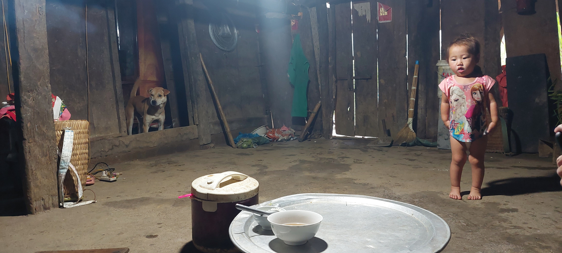 3-171531_654.jpg Căn nhà ở của gia đình chị Lông trống hoắc. Rét mướt và vất vả đè nặng lên con người chị mỗi ngày. Ảnh: Thanh Vân