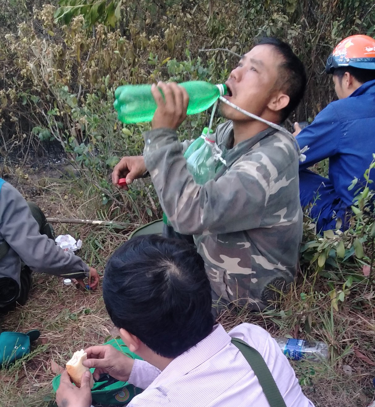 z4511606411676_a36d1a8072b37c654bddbf4821c23696-120221_530.jpg Ai nấy đều lộ rõ vẻ mệt mỏi sau hơn nửa ngày trời ứng phó 'giặc' lửa. Ảnh: Anh Khôi.