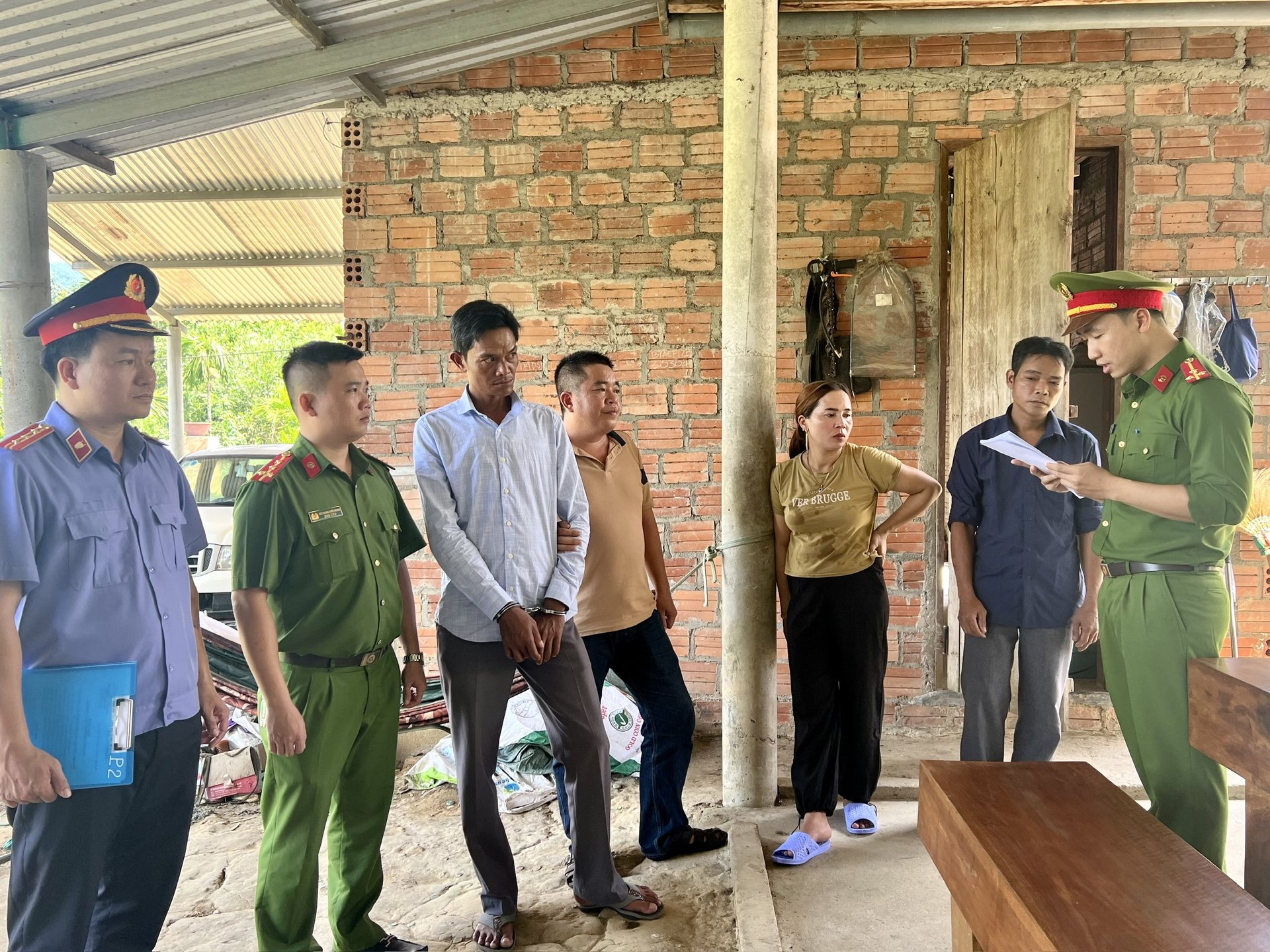 ninh-150348_729.jpg Đối tượng Ninh tại thời điểm cơ quan chức năng đọc quyết định khởi tố và bắt tạm giam. Ảnh: CAH.