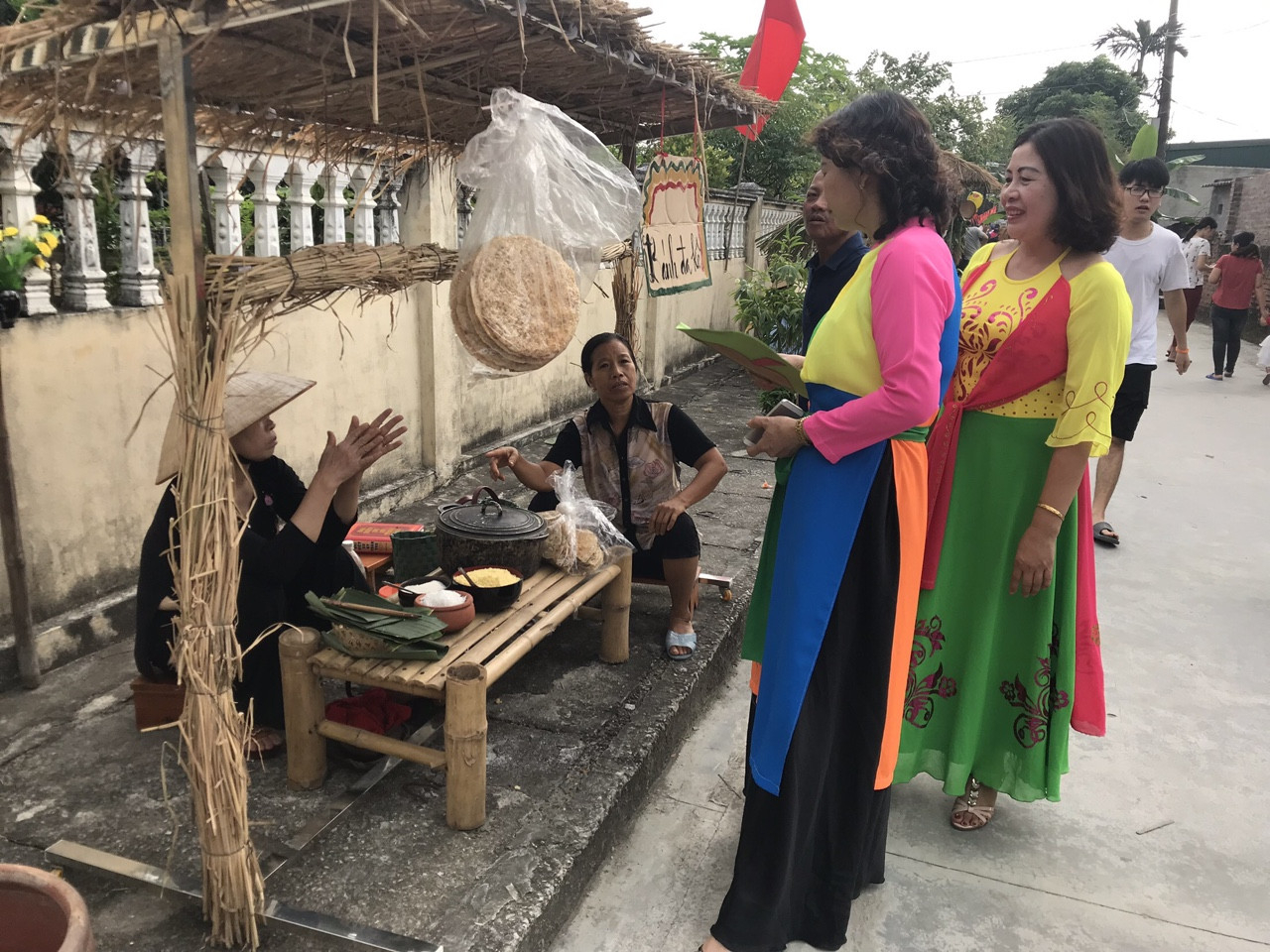 tai-hien-cho-que-thoi-nha-mac-202110_726.jpg Chợ quê không đơn thuần chỉ là nơi mua bán hàng hóa, mà còn là nơi giao lưu gặp gỡ, giữ gìn nét văn hóa độc đáo của nhân dân. Ảnh: Đinh Mười.