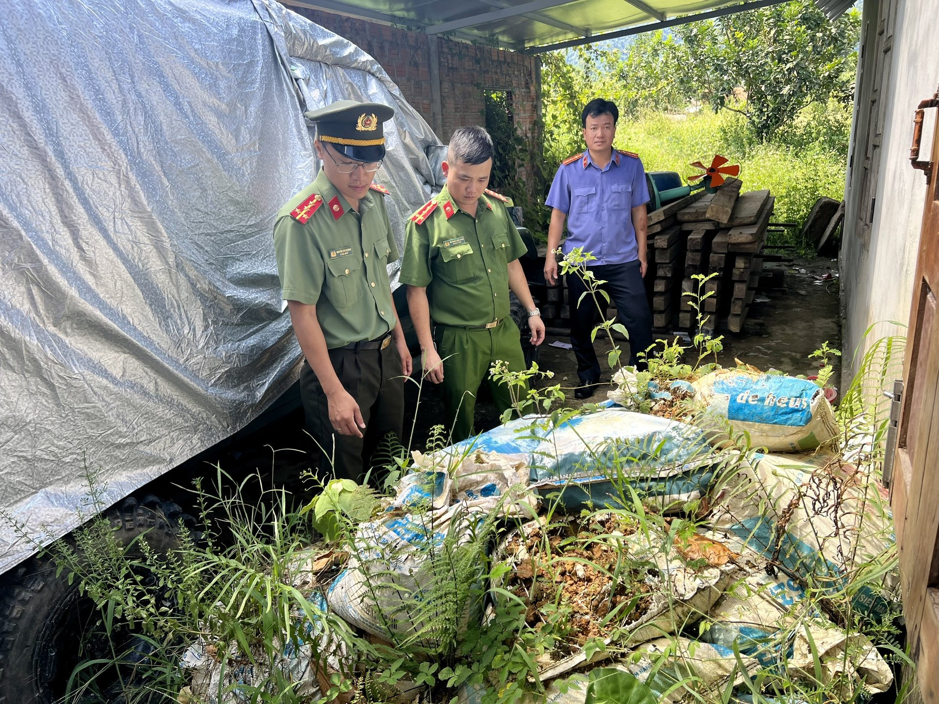 z4515758947985_cef34bcf19a4a362ccff960ed7833c6b-150510_689.jpg Tang vật do các đối tượng khai thác trái phép. Ảnh: CAH.