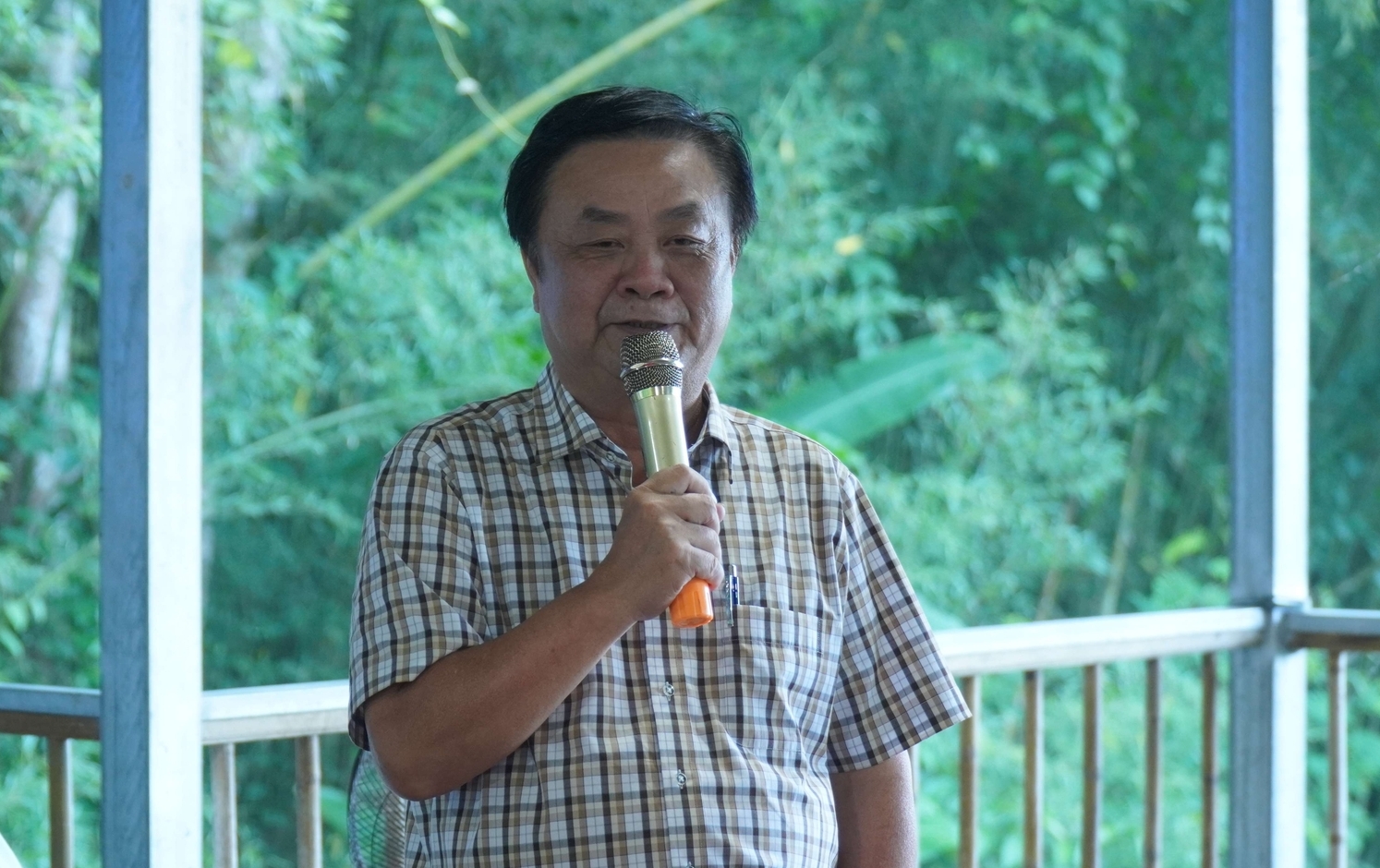 Bộ trưởng Lê Minh Hoan chia sẻ cảm hứng về khát vọng làm giàu từ nông nghiệp với bà con thôn Phiêng Phàng và cán bộ địa phương. Ảnh: Ngọc Tú.