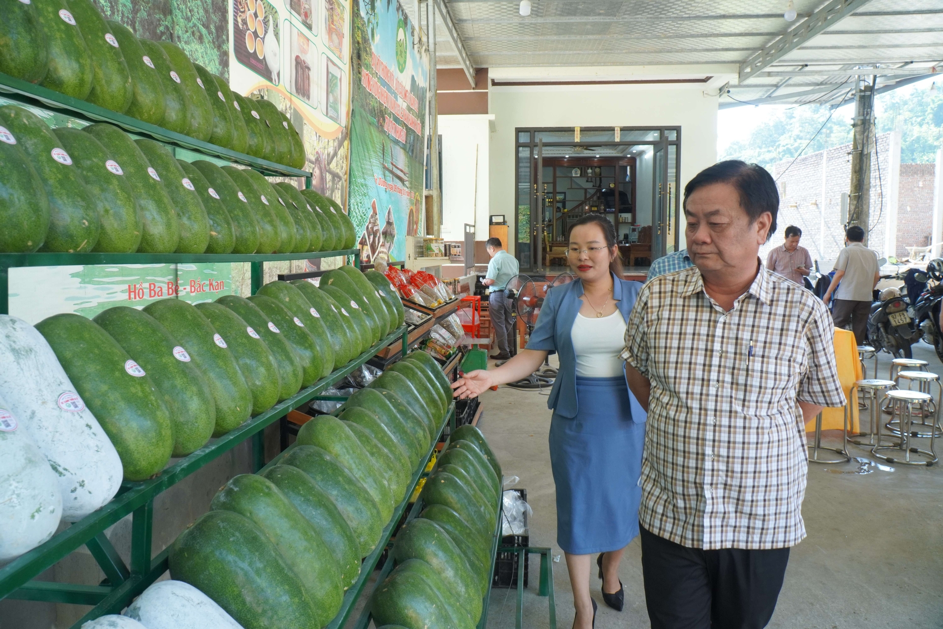 dsc07136-195951_440.jpg Bộ trưởng thăm HTX Nhung Luỹ (huyện Ba Bể). Ảnh: Ngọc Tú.