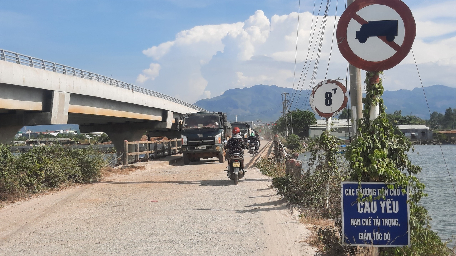 z4483325801460_6fb11aa022602c4bf6047f5d3e8414bf-153535_786.jpg Hàng ngày, người và phương tiện vẫn phải lưu thông trên chiếc cầu cũ nhỏ hẹp. Ảnh: L.K.