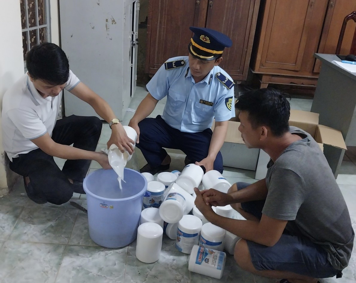 0-150636_127.jpg Lực lượng chức năng tiến hành tiêu hủy sản phẩm AMIN GROW siêu tăng trọng là hàng giả.