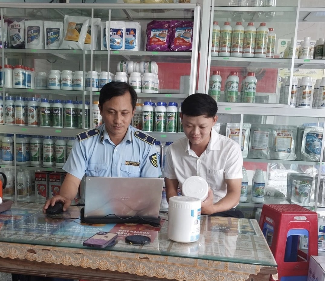 1-150454_832.jpg Lực lượng chức năng phát hiện sản phẩm dùng trong nuôi trồng thủy sản hiệu AMIN GROW siêu tăng trọng là hàng giả.