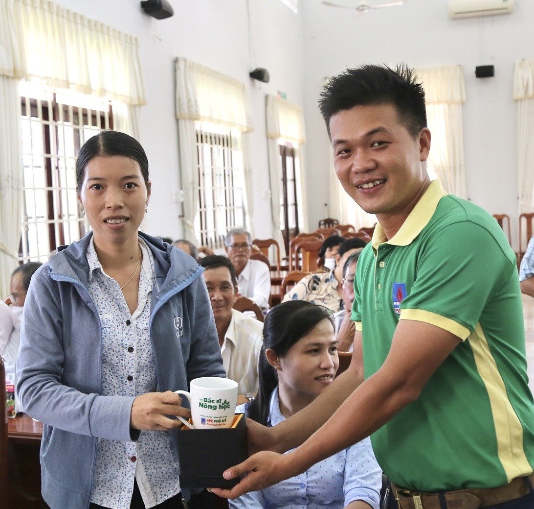 1-190004_558.jpg Tặng quà cho người trả lời đúng các câu hỏi trong chương trình 'Bác sĩ nông học'.
