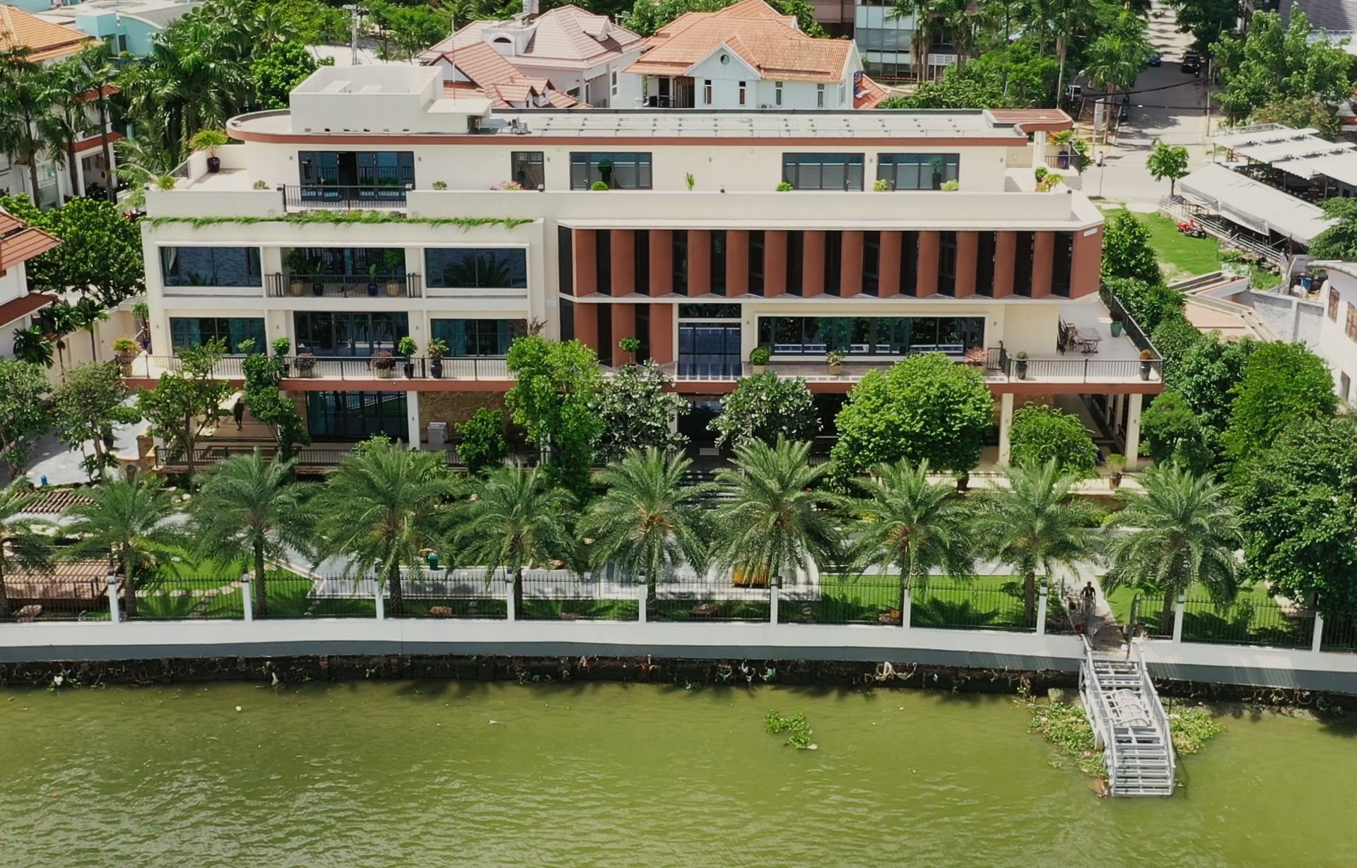 Bảo tàng nghệ thuật Quang San nằm bên sông Sài Gòn.