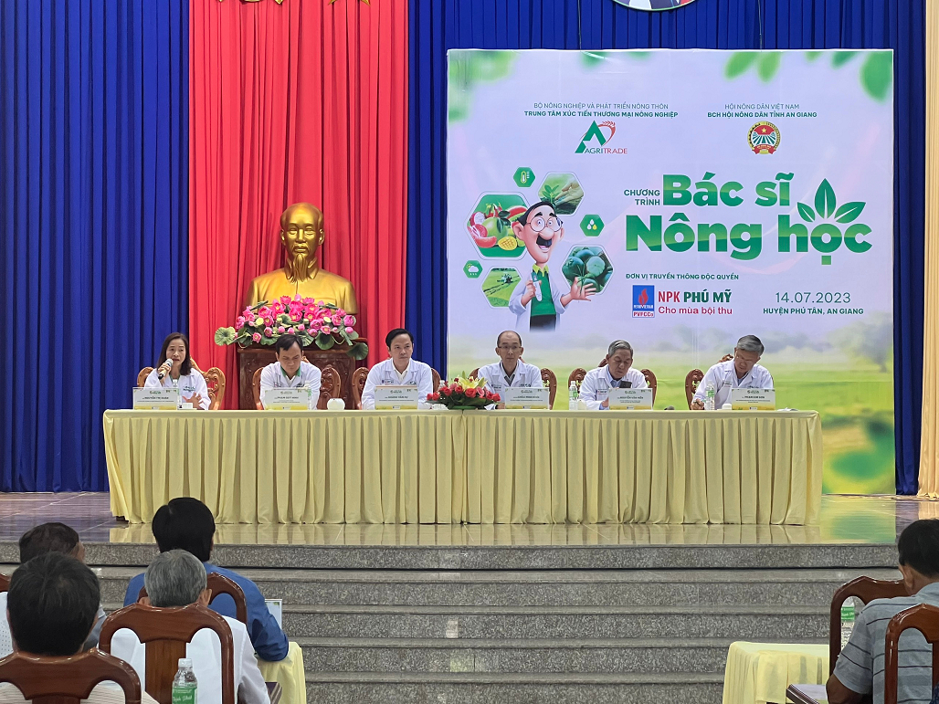 bac-si-nong-hoc-giai-dap-cac-thac-mac-cau-hoi-cua-ba-con-nong-dan-tham-gia-chuong-trinh-185008_844.jpeg Bác sĩ nông học giải đáp các thắc mắc, câu hỏi của bà con nông dân tham gia chương trình.