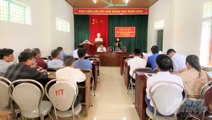 bai-1-1-143851_785-143852.jpg Công tác tập huấn, chuyển giao kỹ thuật nâng cao nghiệp vụ cho lực lượng chuyên môn gần như bị... bỏ ngỏ sau khi thành lập Trung tâm Ứng dụng Khoa học kỹ thuật và Bảo vệ cây trồng. Ảnh: Thanh Nga.
