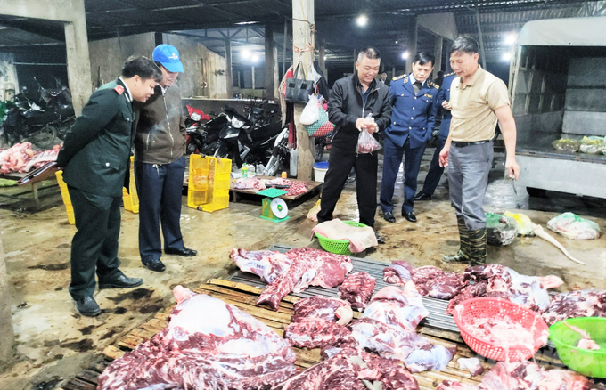 bai-2-5-150527_211-150528.jpg Trong quá trình thực thi nhiệm vụ quản lý nhà nước về kiểm dịch động vật, sản phẩm động vật, kiểm soát giết mổ, kiểm tra vệ sinh thú y... đang có sự chồng chéo, thậm chí 'đá lạc sân' tại một số Trung tâm Ứng dụng Khoa học kỹ thuật và Bảo vệ cây trồng, vật nuôi cấp huyện ở Hà Tĩnh. Ảnh: Việt Khánh.