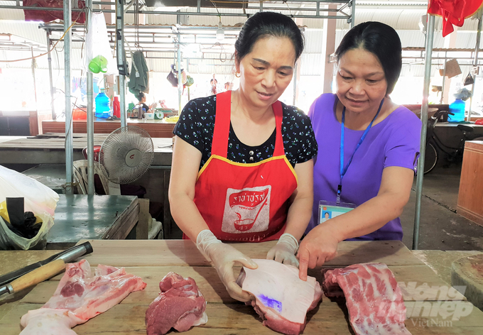 bai-2-6-150717_705-150718.jpg Hiện nay nhiều cán bộ Trung tâm Ứng dụng Khoa học kỹ thuật và Bảo vệ cây trồng, vật nuôi đang làm công việc đáng nhẽ thuộc quản lý nhà nước là Phòng NN-PTNT. Ảnh: Thanh Nga.