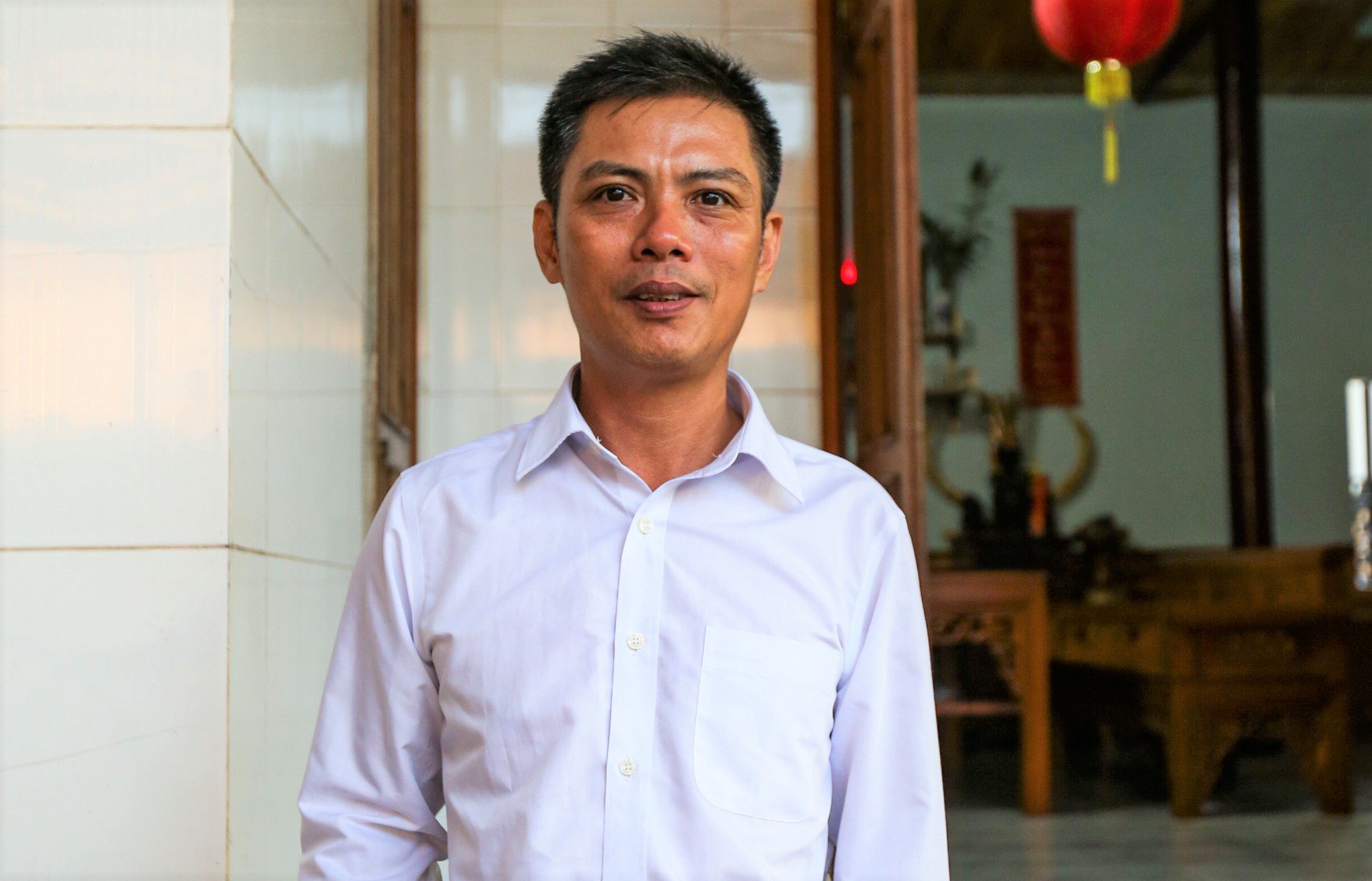 Trưởng thôn Đặng Văn Ảnh vui mừng khi biết điểm thi đạt khá cao.