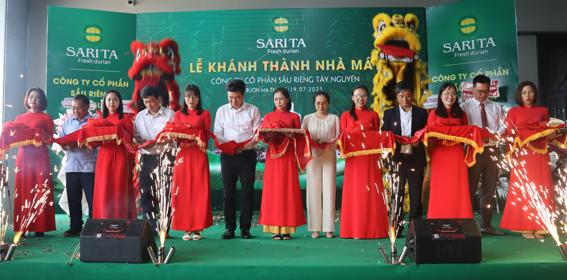 Lãnh đạo Công ty Cổ phần Sầu riêng Tây Nguyên cùng khách mời cắt băng khánh thành nhà máy. Ảnh: Tâm An.