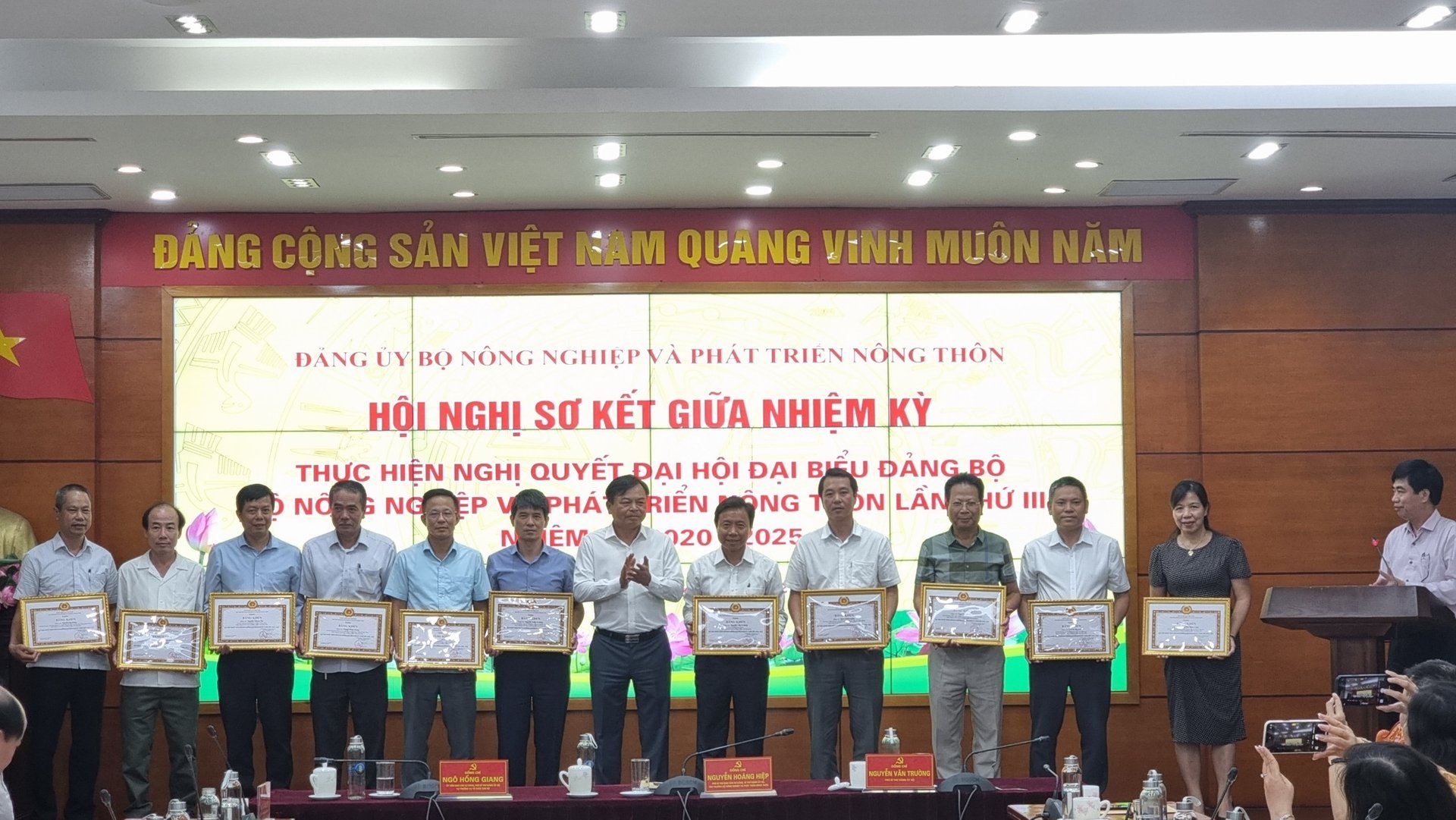 6-nhiem-vu-can-tap-trung-cua-dang-uy-bo-nn-ptnt-174428_993.jpg Bí thư Đảng ủy Bộ NN-PTNT Nguyễn Hoàng Hiệp trao tặng Bằng khen cho 3 tổ chức Đảng và 15 đảng viên có thành tích xuất sắc. Ảnh: Hoàng Yến