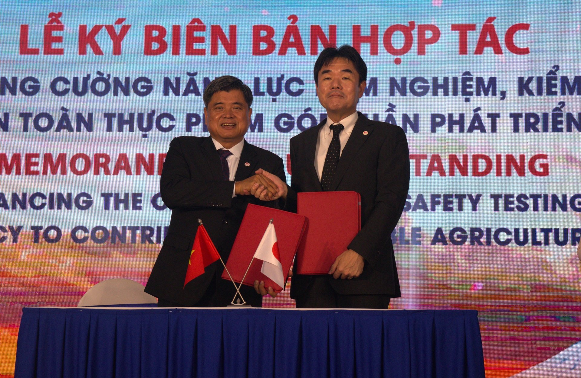 Thứ trưởng Trần Thanh Nam và ông Sugano Yuichi, Trưởng Đại diện JICA Việt Nam, ký Bản ghi nhớ phê duyệt 'Dự án tăng cường năng lực kiểm nghiệm, kiểm chứng và tư vấn chất lượng an toàn thực phẩm góp phần phát triển nông nghiệp bền vững'.