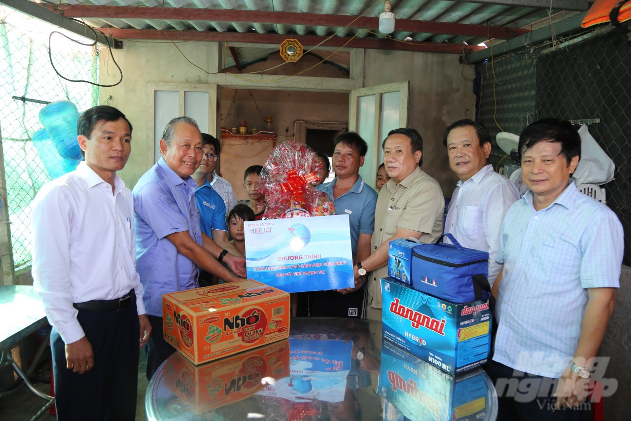 chuong-trinh-cung-ngu-dan-thap-sang-den-tren-bien-den-quang-tri-155917_421-155918.jpg Ban tổ chức chương trình tặng quà cho ngư dân có hoàn cảnh khó khăn. Ảnh: TT.