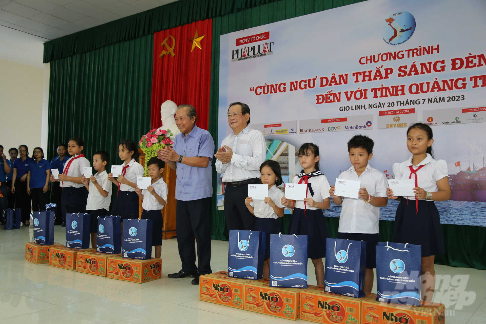 chuong-trinh-cung-ngu-dan-thap-sang-den-tren-bien-den-quang-tri-171559_650-171559.jpg Đồng chí Trương Hòa Bình, nguyên Ủy viên Bộ Chính trị, nguyên Phó Thủ tướng Thường trực Chính phủ - Chủ tịch danh dự của Chương trình trao quà cho con em ngư dân hoàn cảnh khó khăn vươn lên học tốt. Ảnh: Võ Dũng.