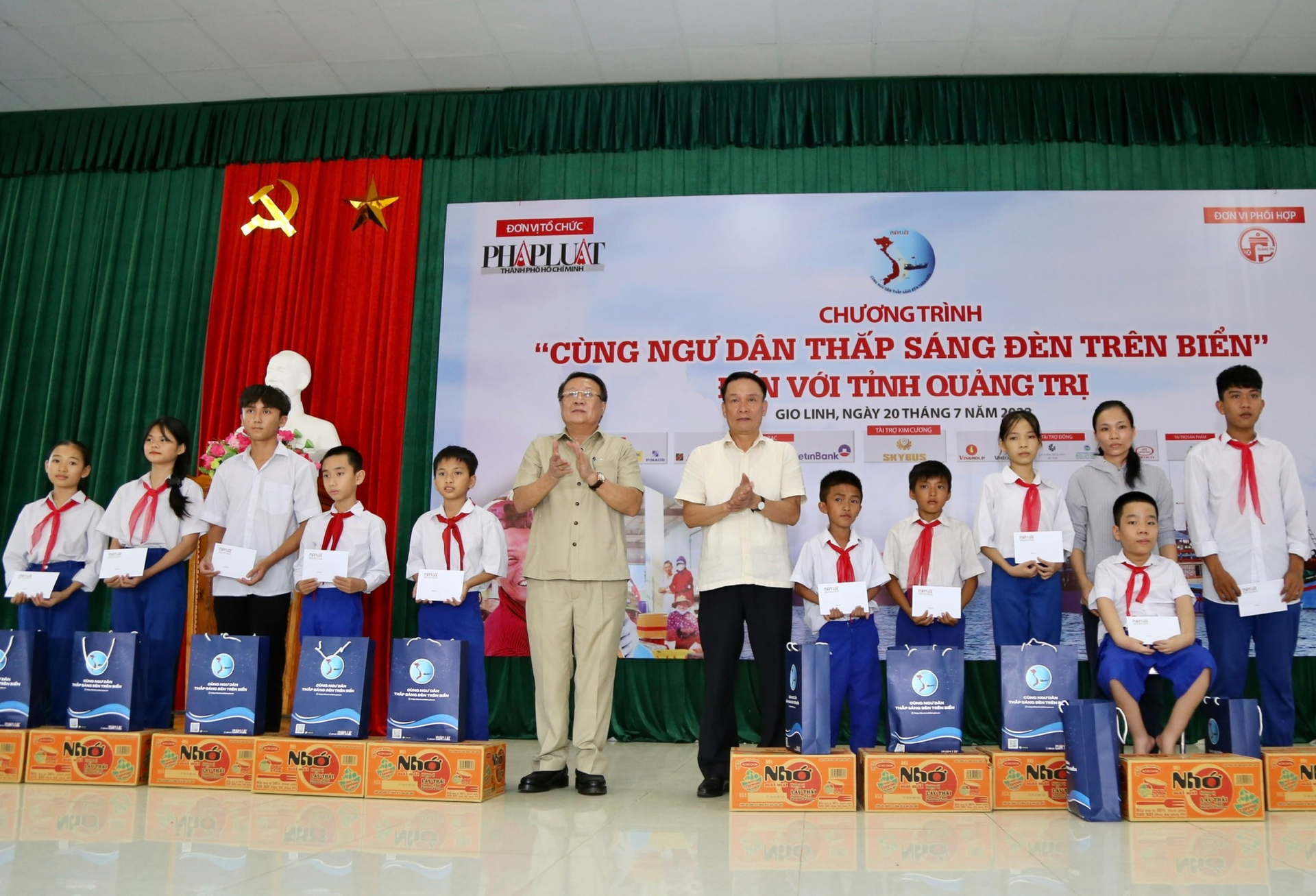 chuong-trinh-cung-ngu-dan-thap-sang-den-tren-bien-den-quang-tri-172136_5.jpg Trao quà của chương trình cho bà còn ngư dân. Ảnh: Võ Dũng.