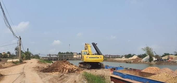 Bãi tập kết vật liệu vi phạm ở huyện Kiến Thụy. Ảnh: Đinh Mười.