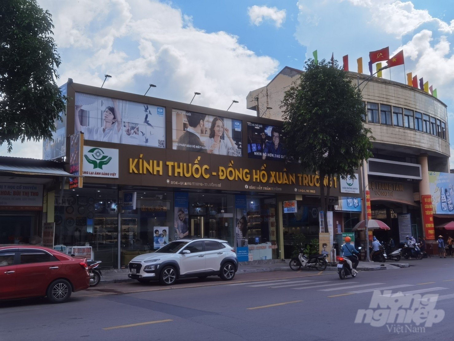 uong-bi-chi-dao-kiem-tra-co-so-kinh-thuoc-dong-ho-xuan-truong-112641_132-112642.jpg Cơ sở kính thuốc, đồng hồ Xuân Trường. Ảnh: Duy Tùng.