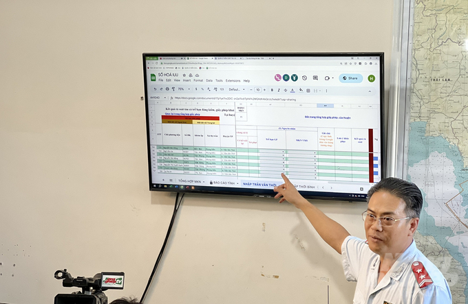 z4531327692869_4f3cfd14dddbd3ee92087223284adf76-084446_882-084447.jpg Ông Nguyễn Việt Triều, Phó Chi cục trưởng Chi cục Thủy sản tỉnh Cà Mau hướng dẫn quản lý tàu cá bằng công nghệ thông tin tại Cảng cá Sông Đốc (Trần Văn Thời). Ảnh: Trọng Linh.