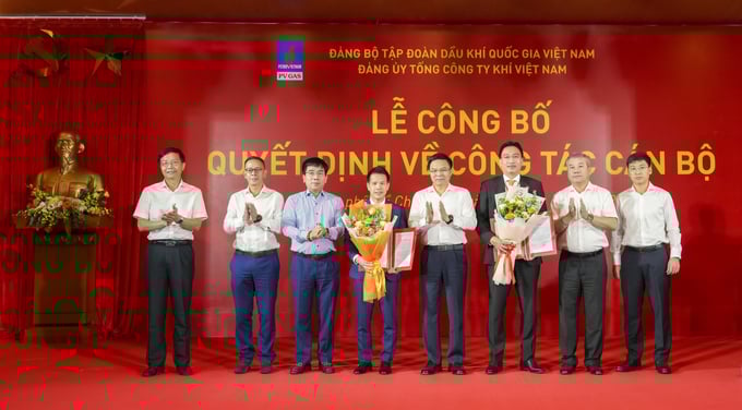 Lãnh đạo Tập đoàn trao các quyết định bổ nhiệm lãnh đạo cấp cao của PV GAS. Ảnh: PV GAS.