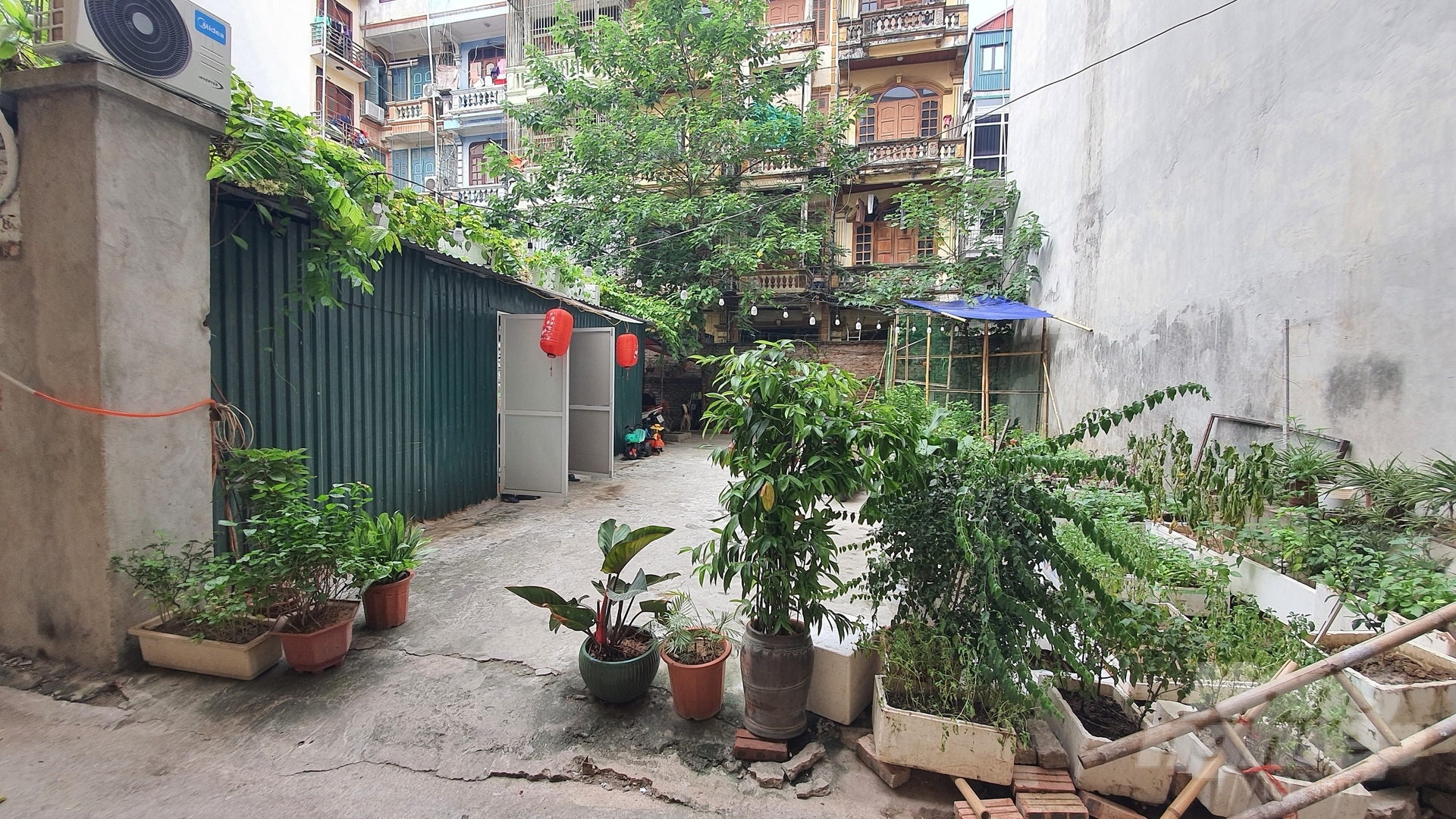 z4540185942783_04c8f0d840c091cadc687393d3ccd81c-230433_526-230434.jpg Khu đất vàng đang tranh chấp giữ Thủ đô khiến cụ bà 83 tuổi viết đơn 'xin tự thiêu' để được chính quyền chú ý, quan tâm bảo vệ quyền lợi của gia đình. Ảnh: Thái Bình.