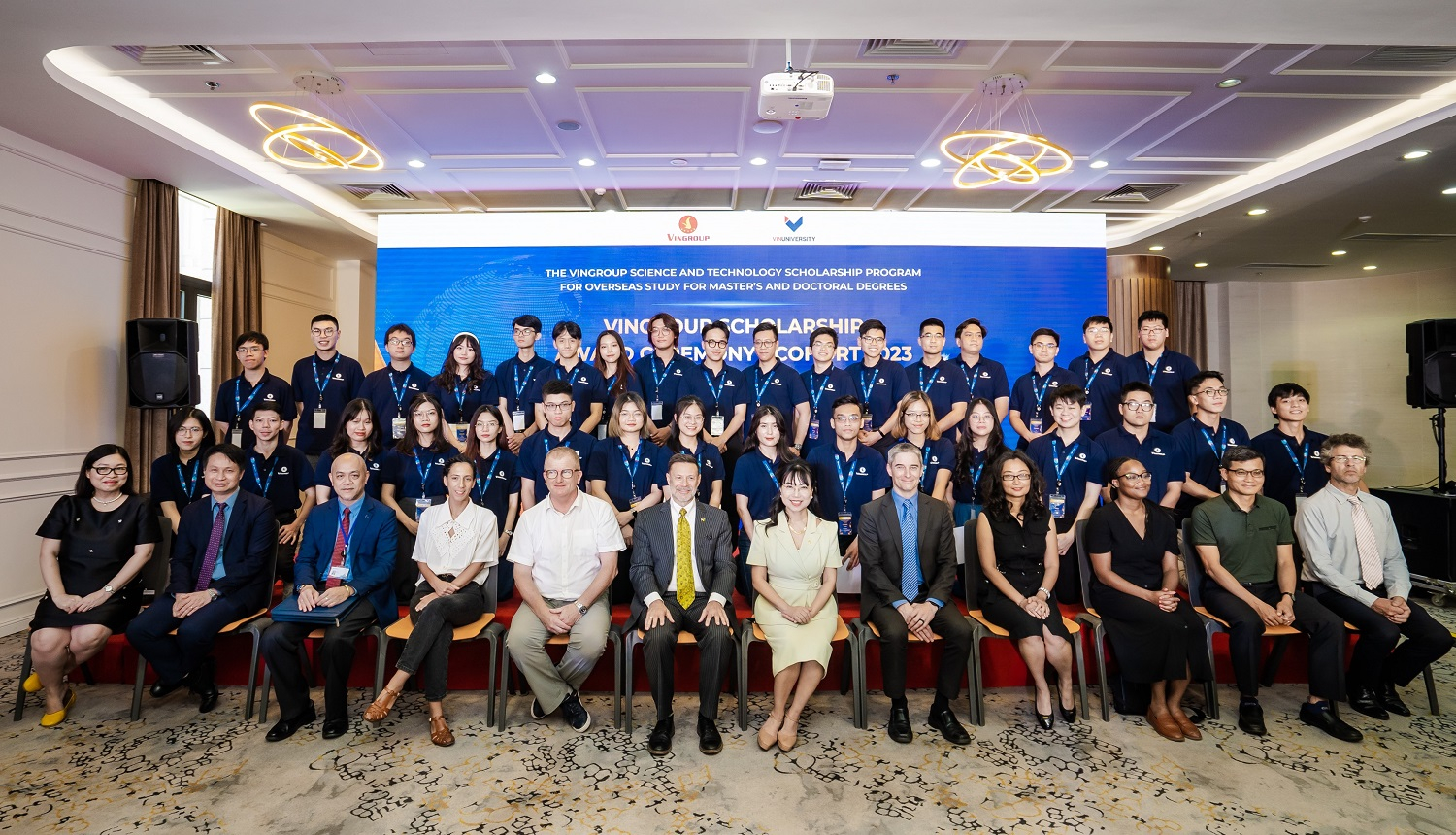 a1-2-094414_58.jpg Các sinh viên, học giả Việt Nam xuất sắc nhận Học bổng KHCN Vingroup 2023.