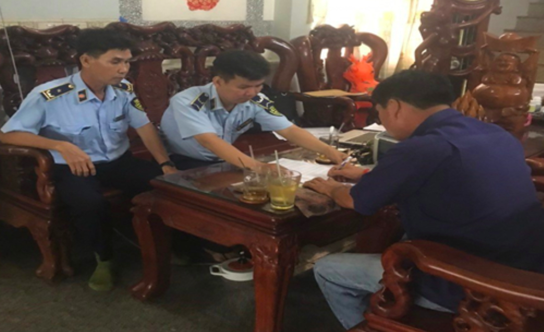 anh-chup-man-hinh-2023-07-25-luc-162245-164701_525.jpeg Ông Nguyễn Văn Phao, chủ đại lý phân bón Tư Phao 1 ký vào biên bản vi phạm bán 5 tấn phân bón không có Quyết định công nhận phân bón lưu hành tại Việt Nam do Công ty TNHH MTV Xuất nhập khẩu Phân bón Hà Tây cung ứng.