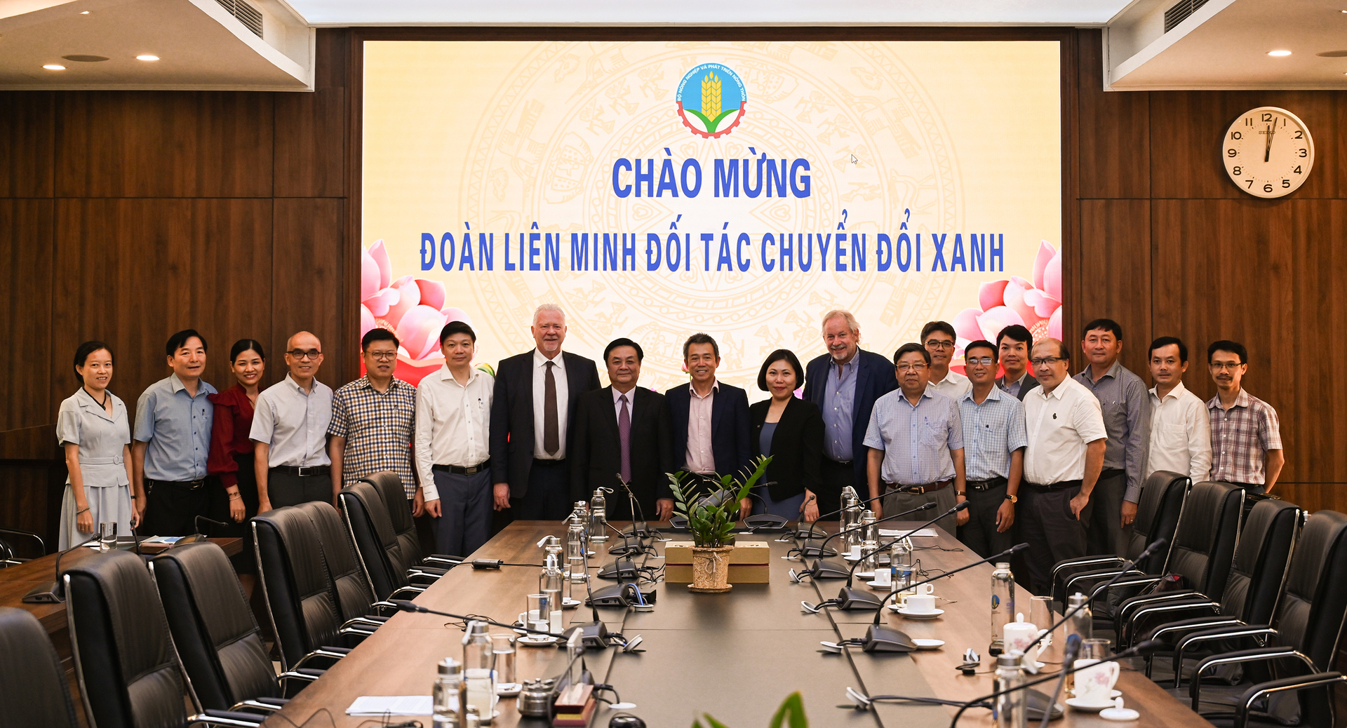 dsc_1134-173511_740.jpg Lãnh đạo Bộ NN-PTNT chụp ảnh kỷ niệm cùng Liên minh Đối tác Chuyển đổi xanh. Ảnh: Quỳnh Chi.
