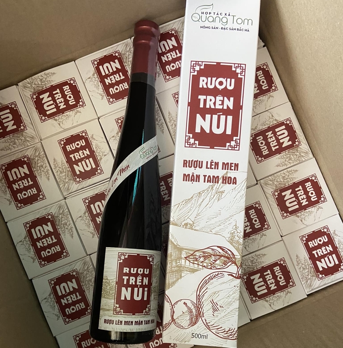 Sản phẩm rượu mận tam hoa của HTX Quang Tôm được thiết kế mẫu mã sản phẩm rất chuyên nghiệp. Ảnh: Xuân Cường.