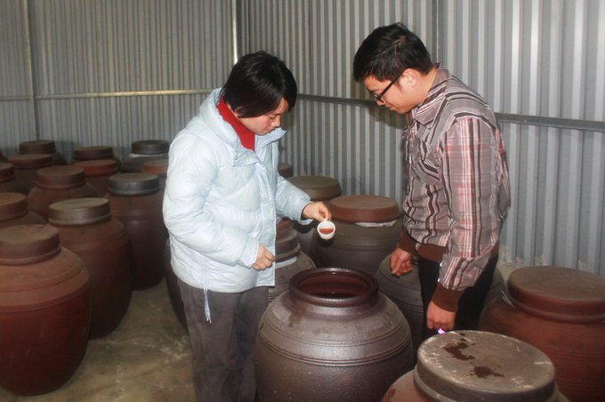 Rượu mận tam hoa được lên men tự nhiên bằng nước cốt quả mận với men và mật ong trong nhiệt độ thích hợp. Ảnh: Xuân Cường.