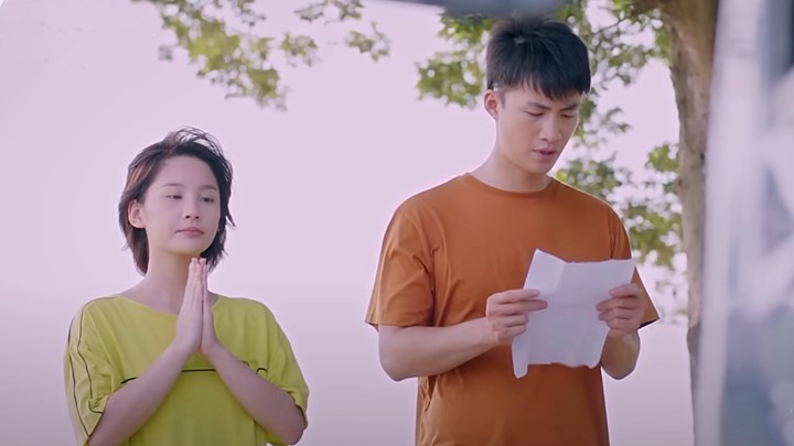 phim-mon-qua-cua-cha-tap-6-vtv3-3-154647_668.jpg Món quà của cha tập 6: Hiếu và Ninh làm lễ giải hạn cho xe. Ảnh chụp màn hình