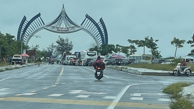 Sau khi thỏa thuận, theo hướng dẫn nhóm phóng viên đánh xe đứng chờ tại ngã ba để đối tượng cò vào bến phà Cái Viềng 'làm luật'. Ảnh cắt từ clip.