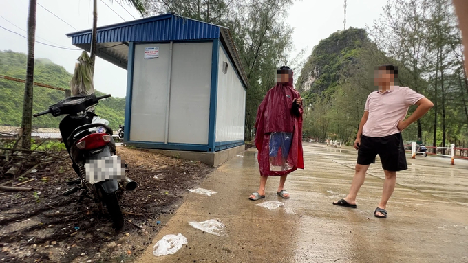 Phóng viên làm việc với 'cò phà' mua vé với mức giá 1,2 triệu đồng để được 'làm luật' qua phà nhanh, không phải xếp hàng. Ảnh: Hùng Khang.