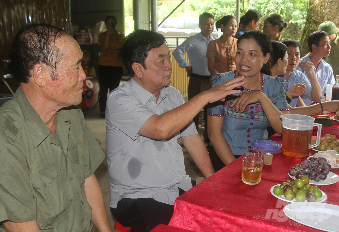 Bộ trưởng thẳng thắn nhìn nhận và chia sẻ rất cởi mở với người dân địa phương. Ảnh: Việt Khánh.