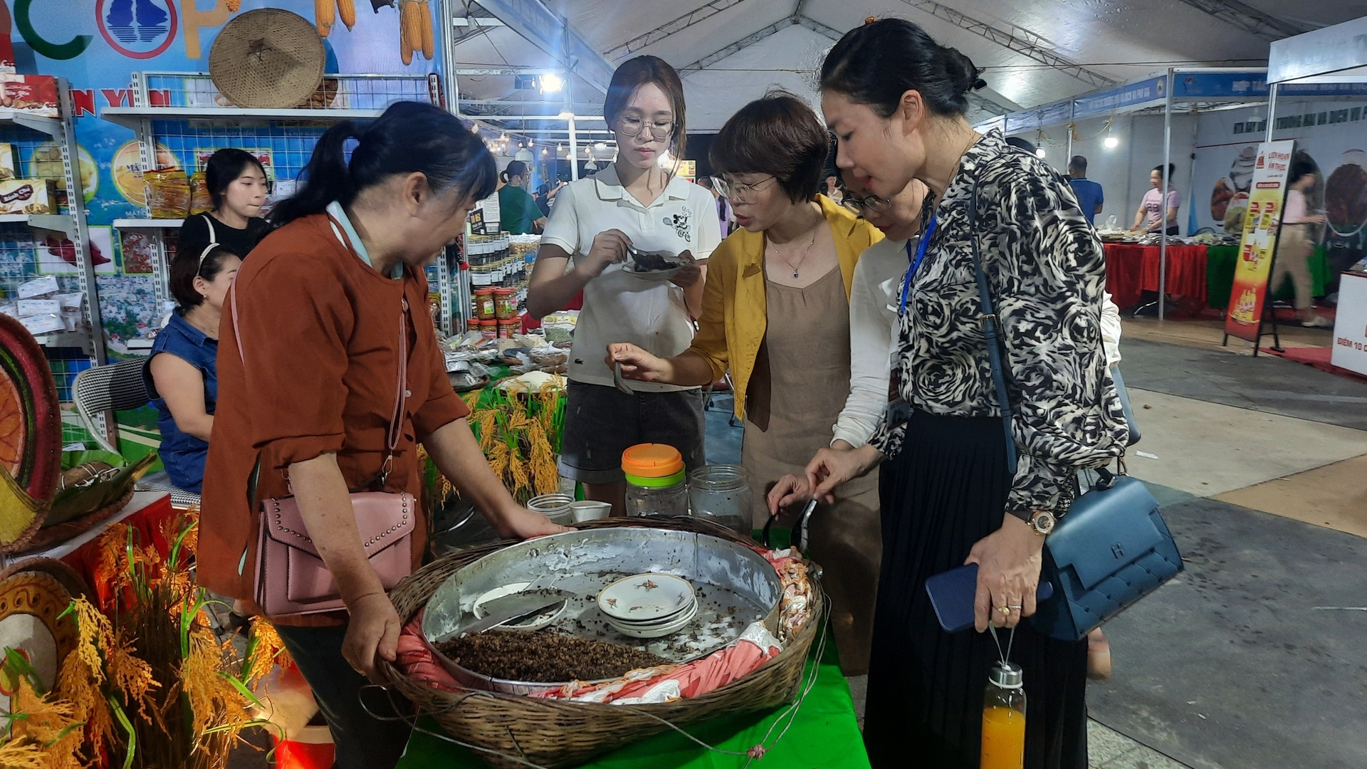 z4556452828770_e17f19dac679911d6b2608d650b51e19-065404_759.jpg Nhiều món ăn đặc sản vùng miền của Quảng Ninh được bày bán, phục vụ du khách. Ảnh: Nguyễn Thành.